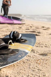 Kite und Kitboard liegen am Strand