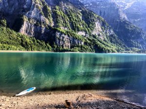 Stand up Paddling Board auf einem See im Allgäu