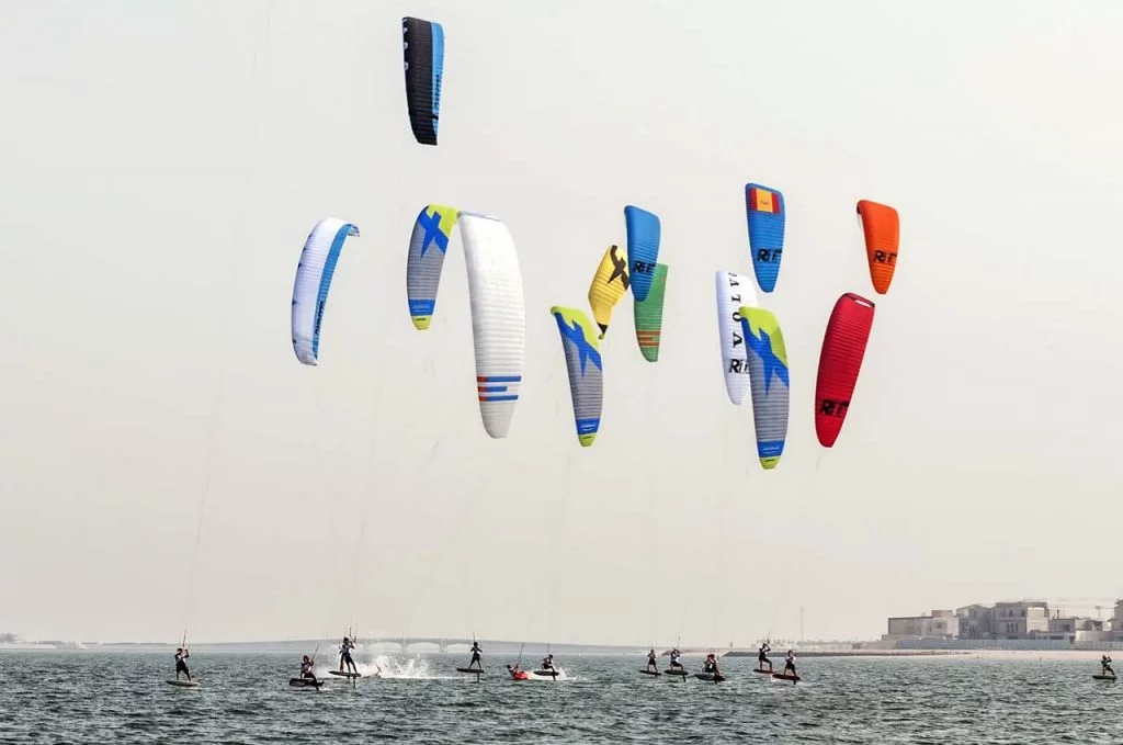Kite Foil Rennen bei wenig wind
