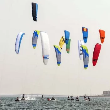 Kite Foil Rennen bei wenig wind