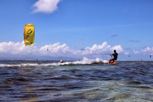 C-Kite mit Surfer