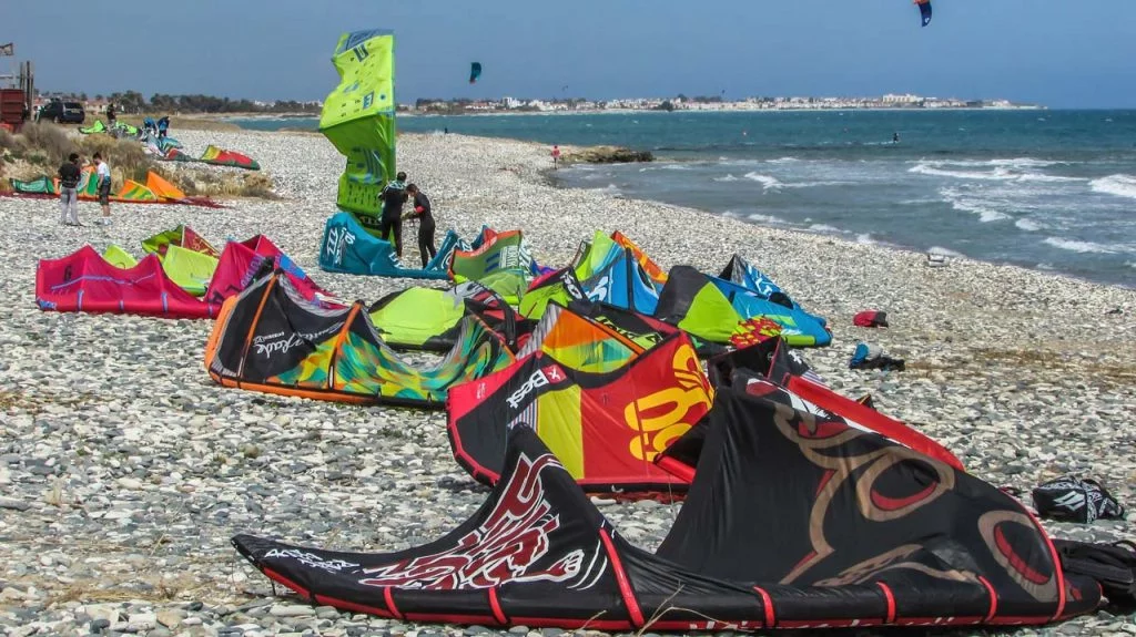 Viele verschiedene Kites am Strand