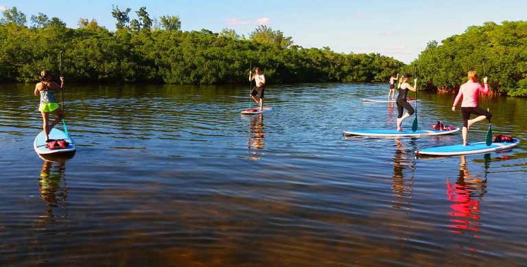 in der Gruppe entspannen beim sup yoga