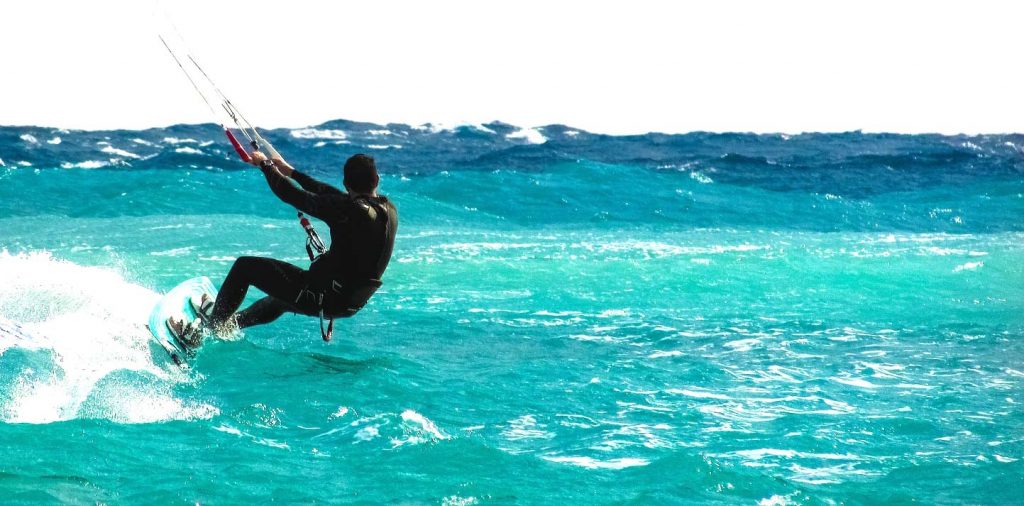 Kitesurfer im Wasser mit einem Liquid Kiteboard