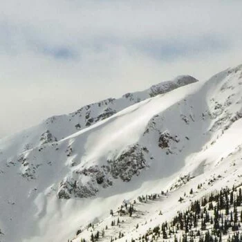 Großer Schnee bedeckter Berg ideal für ein All Mountian Snowboard