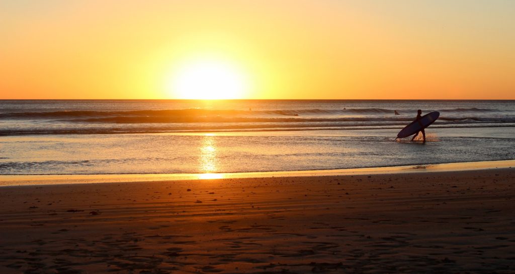 Sonnenuntergang mit Surfboard