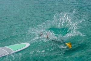 Surfer fällt ins Wasser