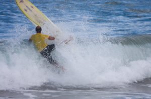 Stand Up Paddler in der Welle