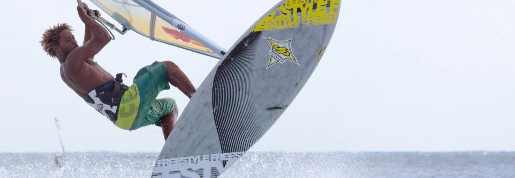 Freestyler im Sprung auf dem Windsurfboard