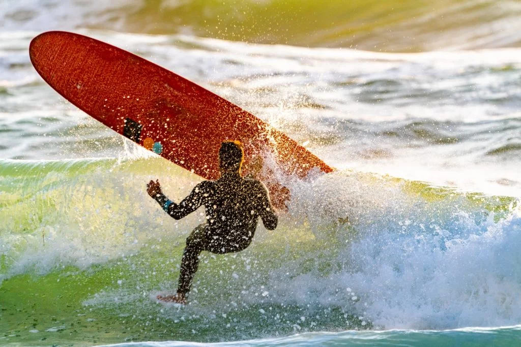 Surfer fällte vom Longboard