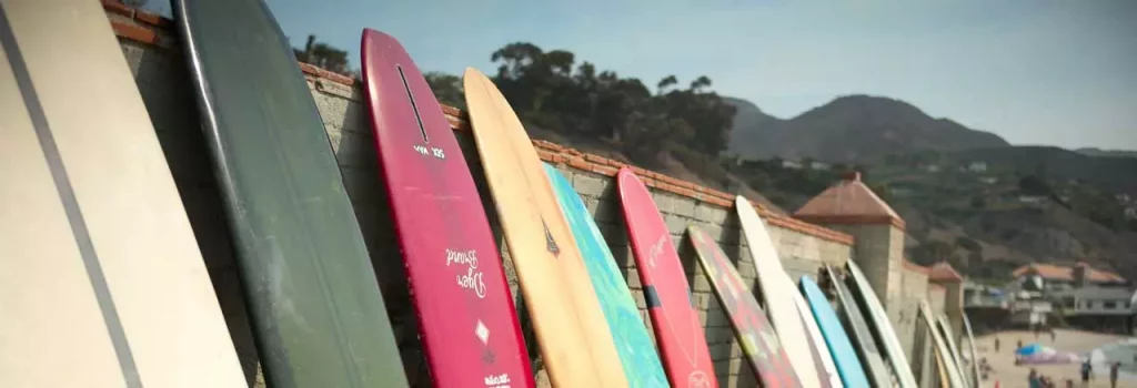 Malibu Surfboards aufgestellt am Strand