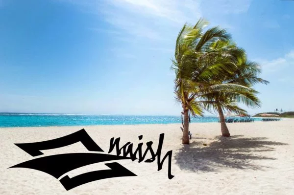 Naish Logo am Strand von Hawaii