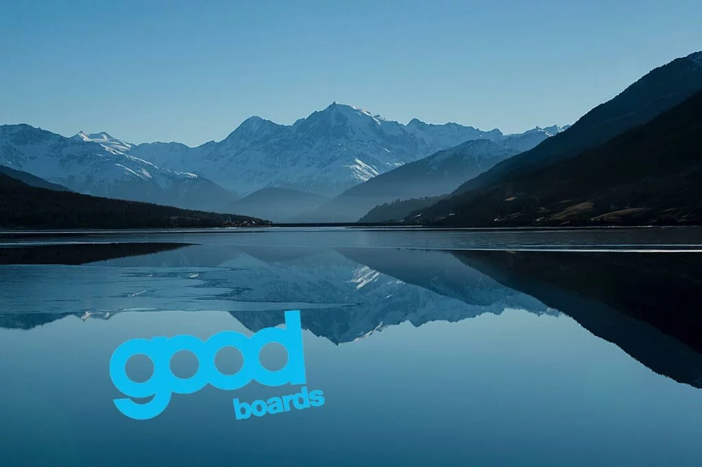 Bergsee mit dem Logo von goodboards