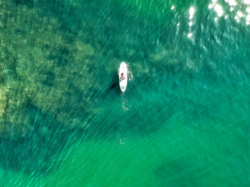 Sup Paddler von oben auf dem Wasser