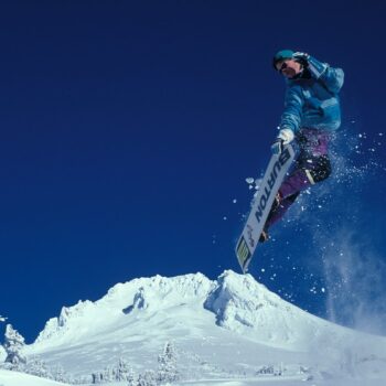 Snowboarder im Sprung mit einem Burton Snowboard