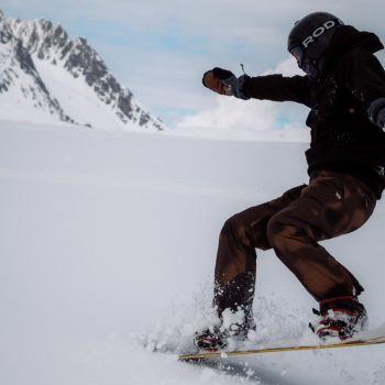 Snowboarder von GNU auf der Piste