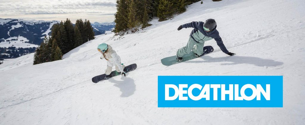 Zwei Snowboards von Decathlon auf der Piste