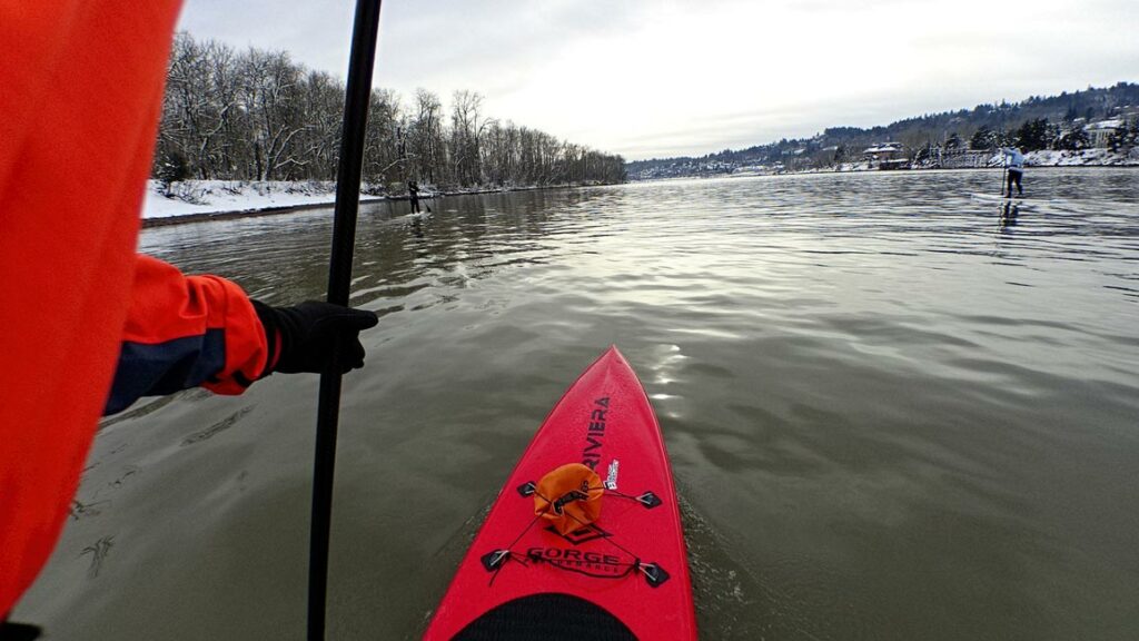 Sup Tour im Winter auf dem Fluss