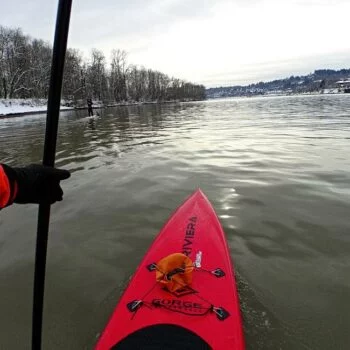 Sup Tour im Winter auf dem Fluss