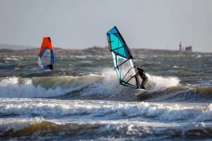 Windsurfer reitet die Welle ab